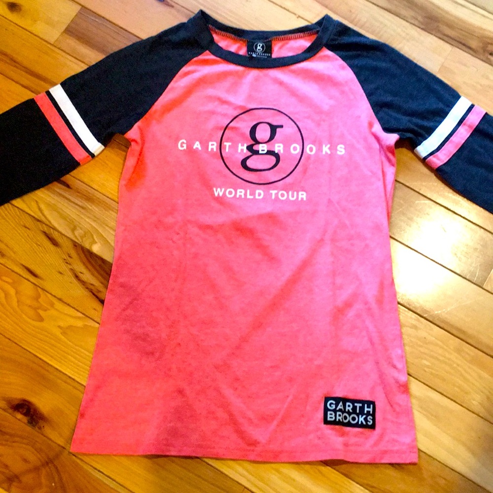 Women’s-quarter sleeve T-shirt Garth Brooks size medium red and black
